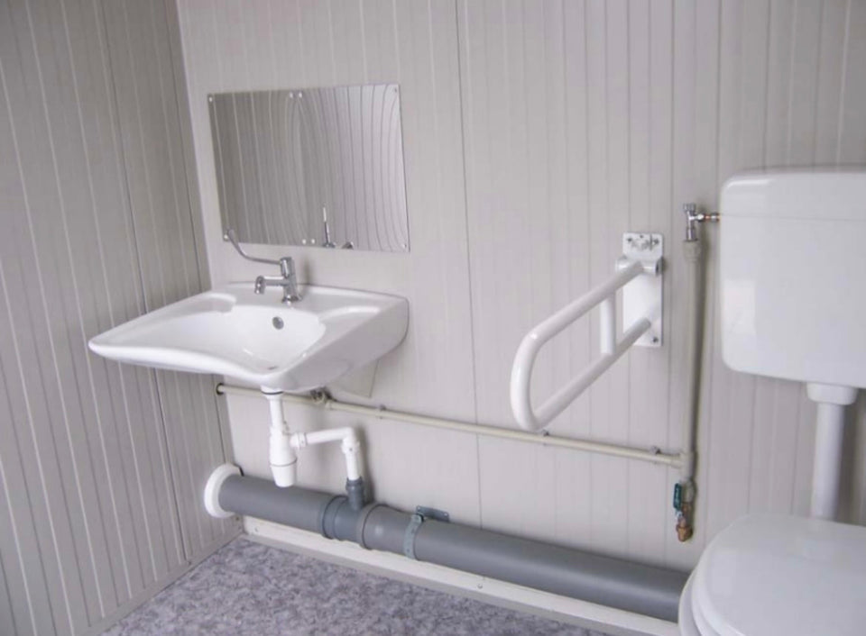 NUOVO BLOCCO SANITARI PRM CON WC PRM, LAVELLO PRM, WC STANDARD E LAVELLO