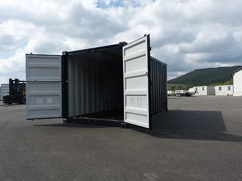 CONTAINER DA 15 PIEDI CON IMPIANTO ELETTRICO, GRIGLIE DI VENTILAZIONE E SERRATURA A CHIAVE