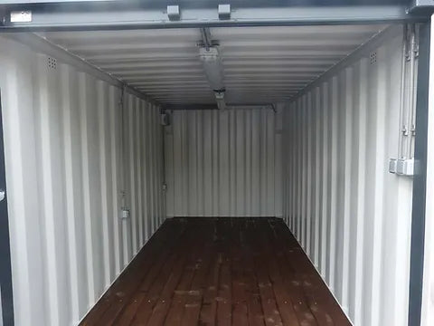 CONTAINER DA 15 PIEDI CON IMPIANTO ELETTRICO, GRIGLIE DI VENTILAZIONE E SERRATURA A CHIAVE